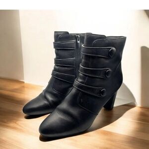 Clarks Women's Chryssa Ella Fashion Boot 8.5 Color Black on Black